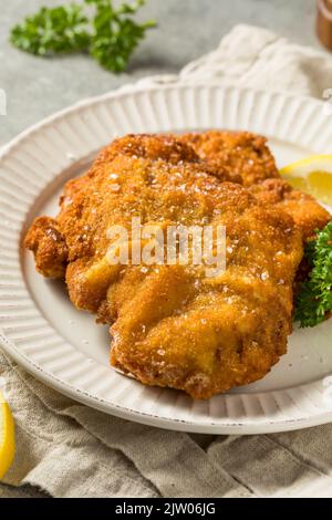 Schnitzel de porc allemand frits maison avec sel et citron Banque D'Images