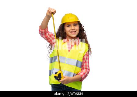 petite fille en casque de construction avec règle Banque D'Images