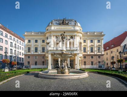 Théâtre national slovaque Bâtiment historique et Fontaine de Ganymedes - Bratislava, Slovaquie Banque D'Images