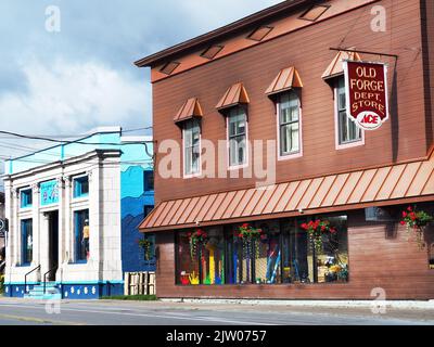 Old Forge, New York, États-Unis. 1 septembre 2022. Boutiques et commerces le long de la route 28 dans la ville pittoresque d'Adirondack d'Old Forge, New York pendant le Banque D'Images
