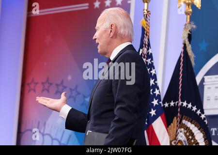 Washington DC, États-Unis. 02nd septembre 2022. Le président Joe Biden parle lors d'un événement sur le plan de sauvetage américain dans l'auditorium de la Cour du Sud, sur le campus de la Maison Blanche à 2 septembre 2022, à Washington, DC. (Photo d'Oliver Contreras/SIPA USA) Credit: SIPA USA/Alay Live News Banque D'Images