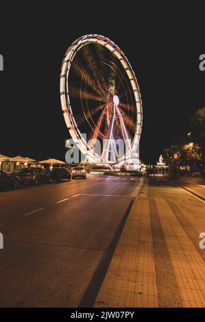 Italie, septembre 2022 : vue sur la grande roue de Rimini avec toutes les lumières colorées près de la plage de la Riviera Romagnola Banque D'Images