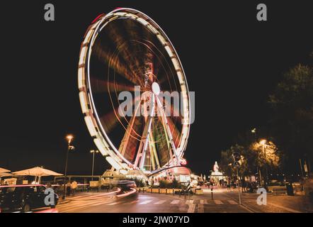 Italie, septembre 2022 : vue sur la grande roue de Rimini avec toutes les lumières colorées près de la plage de la Riviera Romagnola Banque D'Images