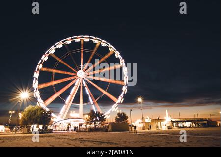 Italie, septembre 2022 : vue sur la grande roue de Rimini avec toutes les lumières colorées près de la plage de la Riviera Romagnola Banque D'Images