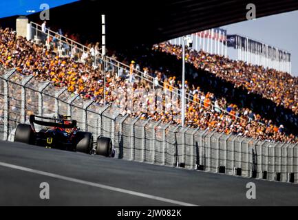 Zandvoort, pays-Bas. 02nd septembre 2022. ZANDVOORT - Sergio Perez (11) avec la Honda Oracle Red Bull Racing RB18 lors de la session d'entraînement libre 2nd avant le Grand Prix des pays-Bas F1 au circuit van Zandvoort sur 2 septembre 2022 à Zandvoort, pays-Bas. KOEN VAN WEEL crédit: ANP/Alay Live News Banque D'Images