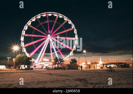 Italie, septembre 2022 : vue sur la grande roue de Rimini avec toutes les lumières colorées près de la plage de la Riviera Romagnola Banque D'Images