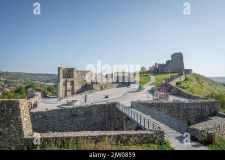 Vue sur le château de Devin avec les ruines du château du Moyen-Orient, de la cour et du palais de Garay - Bratislava, Slovaquie Banque D'Images