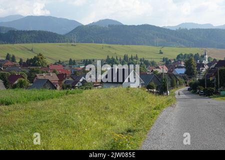 Vychodna, un village au pied de la montagne Krivan, Slovaquie, Europe. Banque D'Images