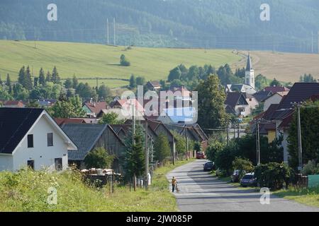 Vychodna, un village au pied de la montagne Krivan, Slovaquie, Europe. Banque D'Images