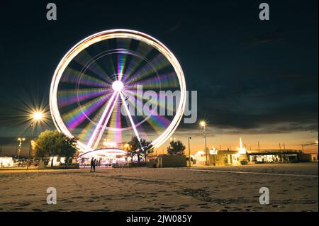 Italie, septembre 2022 : vue sur la grande roue de Rimini avec toutes les lumières colorées près de la plage de la Riviera Romagnola Banque D'Images