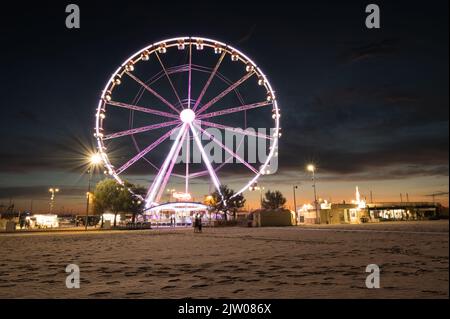 Italie, septembre 2022 : vue sur la grande roue de Rimini avec toutes les lumières colorées près de la plage de la Riviera Romagnola Banque D'Images