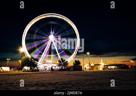 Italie, septembre 2022 : vue sur la grande roue de Rimini avec toutes les lumières colorées près de la plage de la Riviera Romagnola Banque D'Images