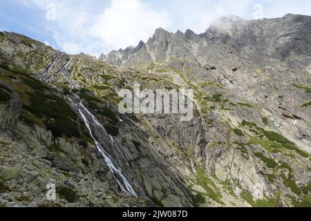 Vue sur le Teryho Chata, le chalet de Tery, le plus haut hébergement toute l'année dans les Tatras, Slovaquie, Europe Banque D'Images