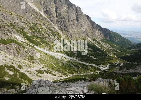 Le sentier de randonnée vers Teryho Chata, la plus haute cabane de montagne qui fonctionne toute l'année dans la petite vallée froide, haute Tatras, Slovaquie, Europe Banque D'Images