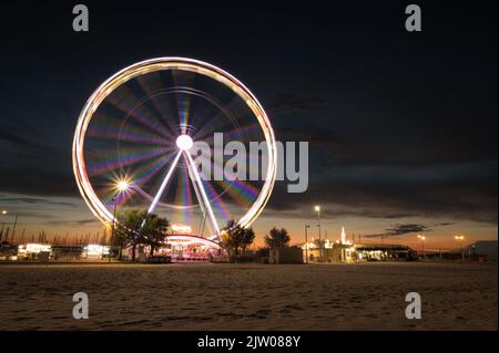 Italie, septembre 2022 : vue sur la grande roue de Rimini avec toutes les lumières colorées près de la plage de la Riviera Romagnola Banque D'Images