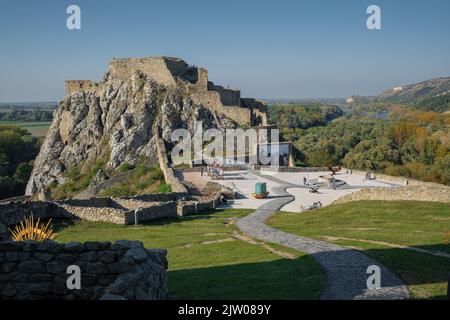 Vue sur le château de Devin et la cour - Bratislava, Slovaquie Banque D'Images