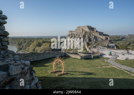 Vue sur le château de Devin et la cour - Bratislava, Slovaquie Banque D'Images