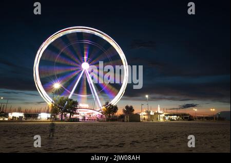 Italie, septembre 2022 : vue sur la grande roue de Rimini avec toutes les lumières colorées près de la plage de la Riviera Romagnola Banque D'Images