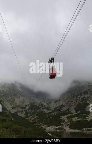 Téléphérique disparaissant dans les nuages lors de son voyage à Lomnicky Stit, High Tatras Slovaquie, Europe Banque D'Images