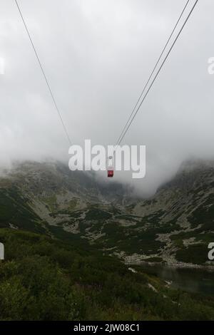 Téléphérique disparaissant dans les nuages lors de son voyage à Lomnicky Stit, High Tatras Slovaquie, Europe Banque D'Images