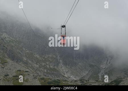 Téléphérique disparaissant dans les nuages lors de son voyage à Lomnicky Stit, High Tatras Slovaquie, Europe Banque D'Images