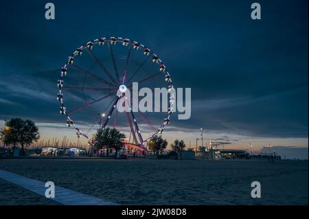 Italie, septembre 2022 : vue sur la grande roue de Rimini avec toutes les lumières colorées près de la plage de la Riviera Romagnola Banque D'Images