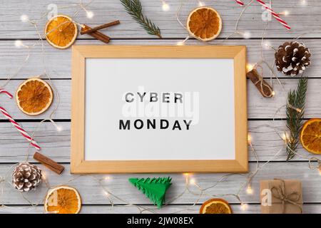 le cyber monday s'est écrit sur un tableau magnétique à noël Banque D'Images