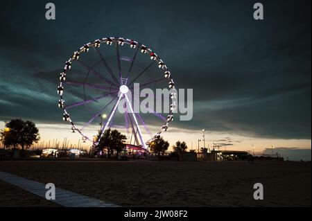 Italie, septembre 2022 : vue sur la grande roue de Rimini avec toutes les lumières colorées près de la plage de la Riviera Romagnola Banque D'Images