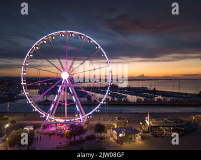 Italie, septembre 2022 : vue sur la grande roue de Rimini avec toutes les lumières colorées près de la plage de la Riviera Romagnola Banque D'Images