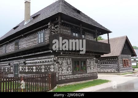 Belles maisons en bois peintes dans le village slovaque historique de Cicloy, en Slovaquie, en Europe centrale Banque D'Images