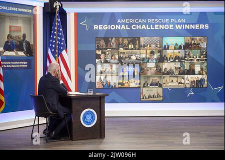 Washington DC, États-Unis. 02nd septembre 2022. Le président Joe Biden discute du « Plan américain de sauvetage » et des investissements visant à stimuler les stratégies économiques régionales avec la secrétaire au Commerce Gina Raimondo et les gagnants du défi régional à l'Auditorium de la Cour du Sud de la Maison Blanche à Washington, DC, vendredi, 2 septembre 2022. Photo de Bonnie Cash/UPI Credit: UPI/Alay Live News Banque D'Images