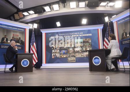 Washington DC, États-Unis. 02nd septembre 2022. Le président Joe Biden discute du « Plan américain de sauvetage » et des investissements visant à stimuler les stratégies économiques régionales avec la secrétaire au Commerce Gina Raimondo et les gagnants du défi régional à l'Auditorium de la Cour du Sud de la Maison Blanche à Washington, DC, vendredi, 2 septembre 2022. Photo de Bonnie Cash/UPI Credit: UPI/Alay Live News Banque D'Images