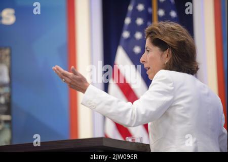 Washington DC, États-Unis. 02nd septembre 2022. La secrétaire au Commerce Gina Raimondo discute du « Plan américain de sauvetage » et des investissements visant à stimuler les stratégies économiques régionales avec le président Joe Biden et les gagnants du défi régional à l'Auditorium de la Cour du Sud de la Maison Blanche à Washington, DC, vendredi, 2 septembre 2022. Photo de Bonnie Cash/UPI Credit: UPI/Alay Live News Banque D'Images