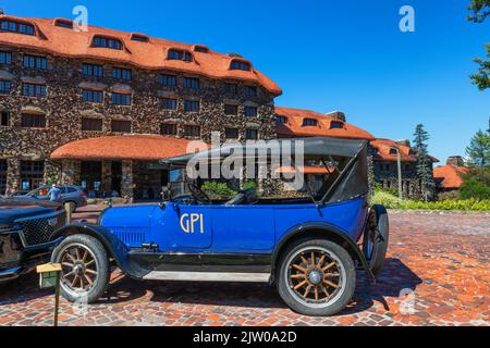 Ashville, Caroline du Nord, États-Unis - 27 août 2022 : une vieille voiture de tourisme antique se trouve en face de l'Omni Grove Park Inn. Banque D'Images