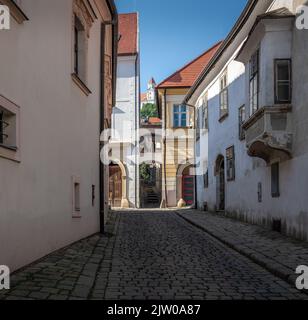 Rue de la vieille ville avec le château de Bratislava en arrière-plan - Bratislava, Slovaquie Banque D'Images