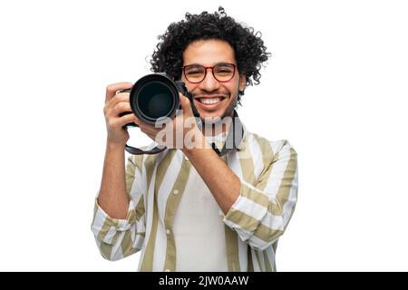 homme souriant ou photographe avec appareil photo numérique Banque D'Images