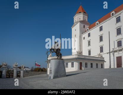 Château de Bratislava Cour d'honneur avec Svatopluk la Grande statue et le drapeau de Slovaquie - Bratislava, Slovaquie Banque D'Images