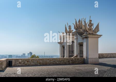 Portes blanches de la Cour d'honneur du château de Bratislava - Bratislava, Slovaquie Banque D'Images