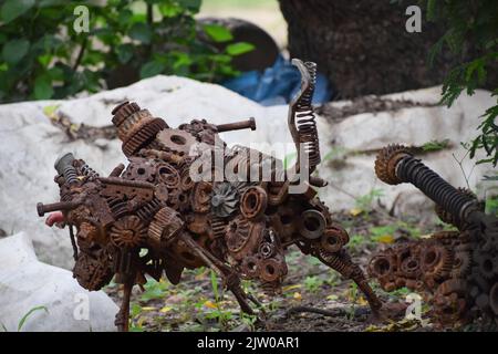 Un sculpteur de taureau fabriqué à partir de pièces de machine. Banque D'Images