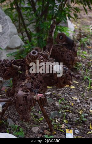 Un sculpteur de taureau fabriqué à partir de pièces de machine. Banque D'Images