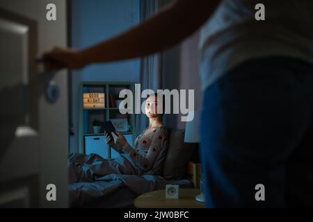 adolescente avec un pc tablette dans le lit la nuit Banque D'Images