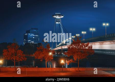 Pont SNP et tour OVNI la nuit - Bratislava, Slovaquie Banque D'Images