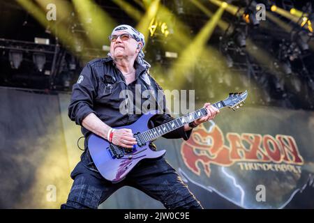 Solvesborg, Suède. 10th, juin 2022. Le groupe britannique de métaux lourds Saxon donne un concert en direct pendant le festival de musique suédois Sweden Rock Festival 2022 à Solvesborg. Ici, le guitariste Paul Quinn est vu en direct sur scène. (Crédit photo: Gonzales photo - Terje Dokken). Banque D'Images