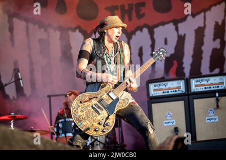 Solvesborg, Suède. 10th, juin 2022. Le groupe suédois de hard rock The Hellacopters donne un concert en direct pendant le festival de musique suédois Sweden Rock Festival 2022 à Solvesborg. Ici, le guitariste Dregen est vu en direct sur scène. (Crédit photo: Gonzales photo - Terje Dokken). Banque D'Images