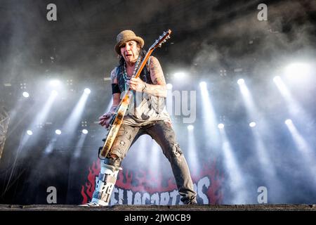 Solvesborg, Suède. 10th, juin 2022. Le groupe suédois de hard rock The Hellacopters donne un concert en direct pendant le festival de musique suédois Sweden Rock Festival 2022 à Solvesborg. Ici, le guitariste Dregen est vu en direct sur scène. (Crédit photo: Gonzales photo - Terje Dokken). Banque D'Images