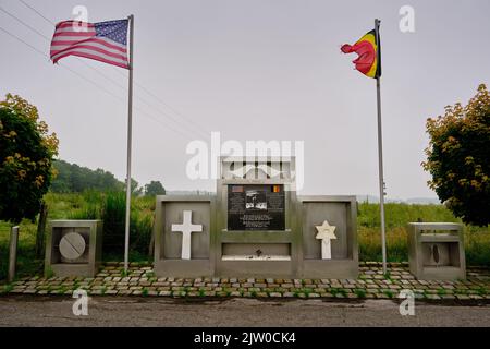 Foy, Luxembourg, Belgique - 17 JUILLET 2021 : mémoire de l'ancien cimetière américain entre le drapeau belge et américain Banque D'Images