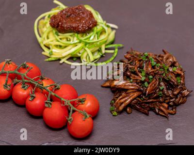 Spaghetti de courgettes avec tomates déshydratées et séchées Banque D'Images