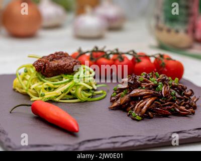 Spaghetti de courgettes avec tomates déshydratées et séchées Banque D'Images