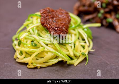 Spaghetti de courgettes avec tomates déshydratées et séchées Banque D'Images