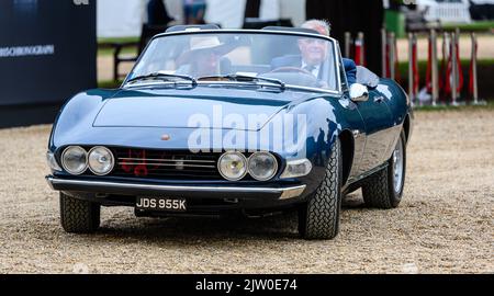 Voitures arrivant au Concours d'élégance 2022 qui se tient au Palais de Hampton court Banque D'Images